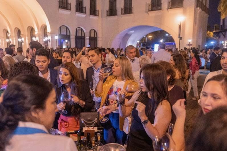 Gala del Vino en Plaza Lagos Samborondon provincia de Guayas 