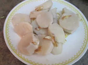 Malanga con mojo de cebolla y bouquet de cilantro
