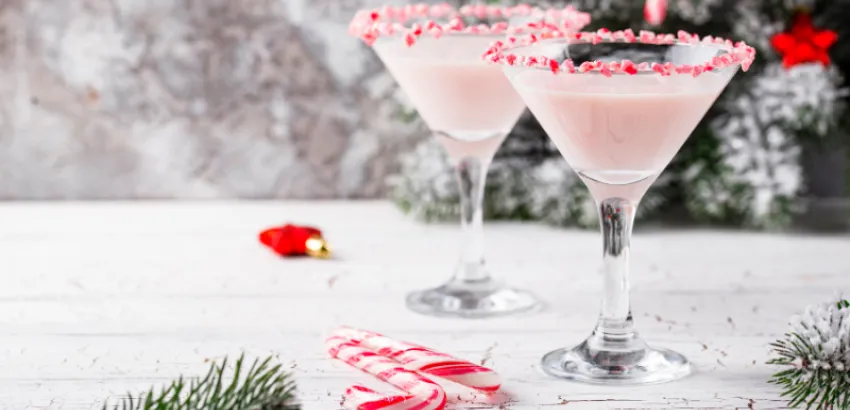 El Candy Cane Martini es un cóctel hecho con los típicos bastones de caramelo navideños candy cane martini para navidad