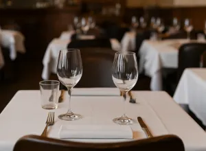 Reservar en varios restaurantes: ¿libertad del cliente o amenaza para la hostelería?