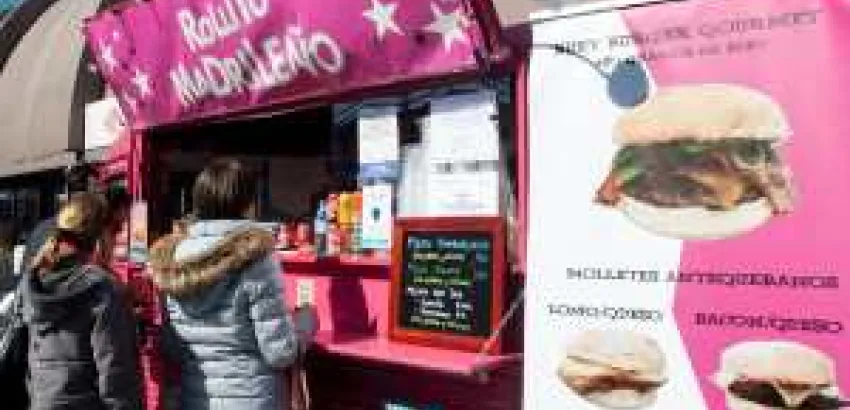 20 food trucks cocinan frente a la estación de Príncipe Pío 
