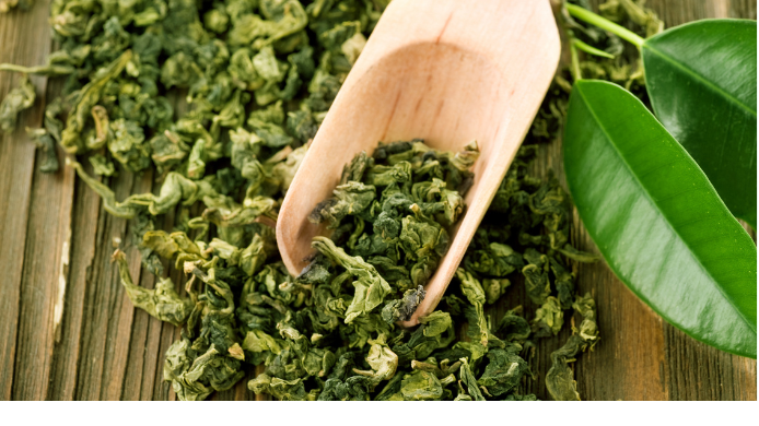 Hojas secas y frescas de té verde para preparación de cócteles