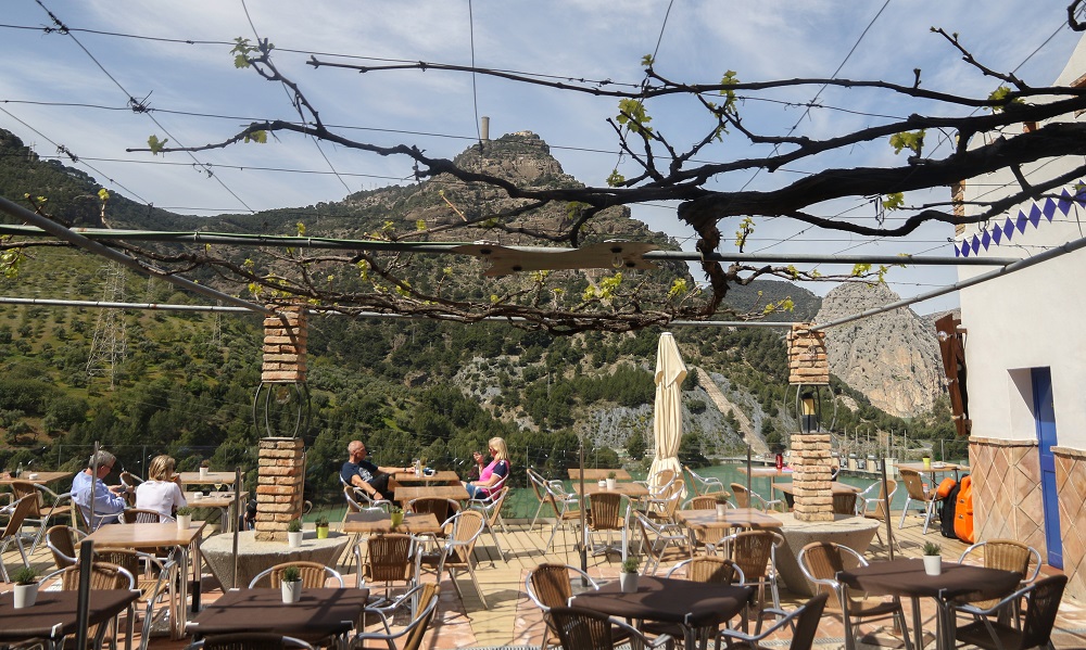 La terraza al Caminito del Rey desde ‘La Garganta’ (Álora, Málaga). Foto: Nacho S. Corbacho / Guía Repsol