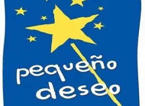 Cientos de personas disfrutan de la fiesta de la primera exposición de Pequeño Deseo en las cervezas del mercado by BWK 