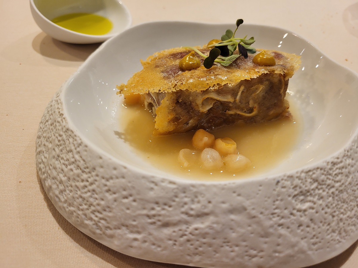 Terrina de oreja de cerdo ecológico de Pagès con caldo de escudella, garbanzos y Rass el Hanout.