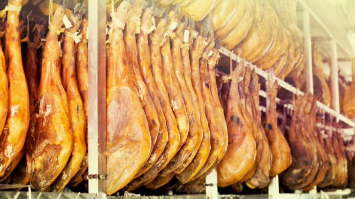 El jamón pasa por un proceso de curado y secado