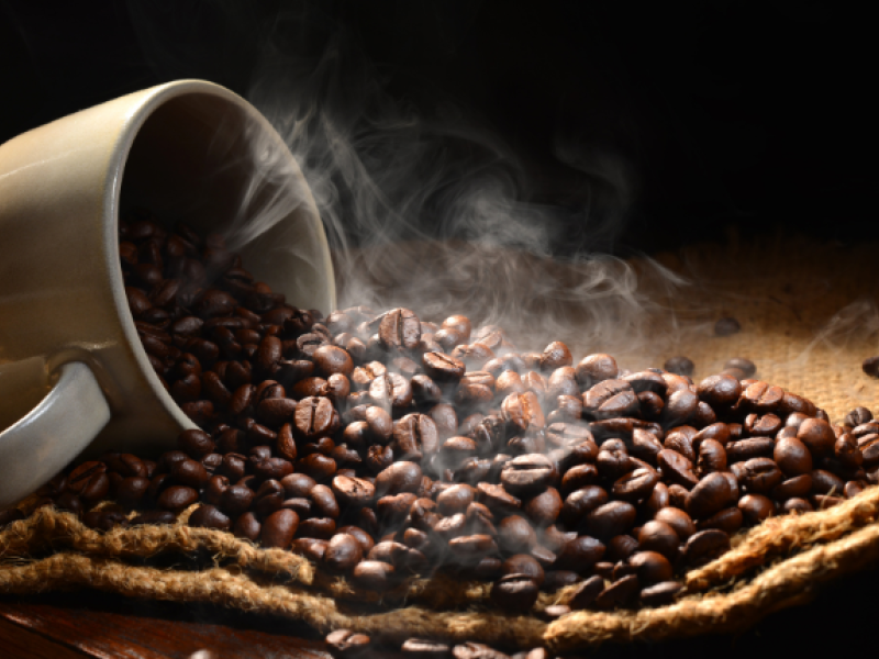 taza con café en grano