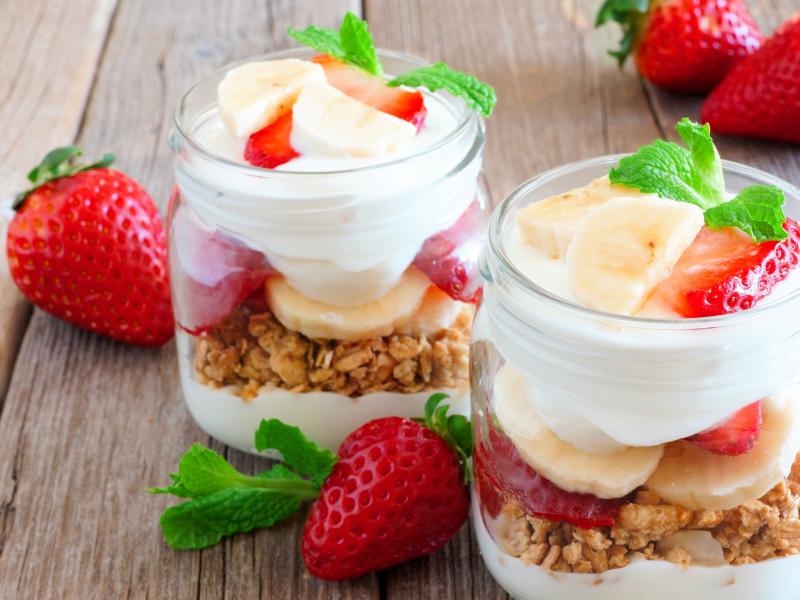 yogur y frutas-tarro-recetas-para-el-verano