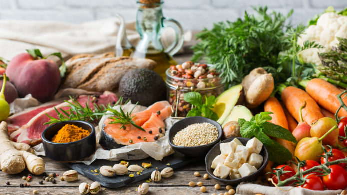 Alimentos saludables ricos en fibra, vegetales, pescado, frutos secos y aceite de oliva asociados al cuidado de la salud digestiva