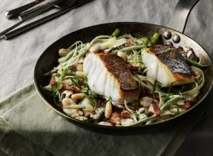 Skrei a la sartén con judías, bacon e hinojo