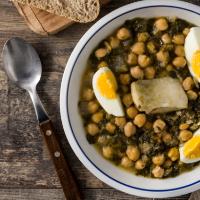 potaje de vigilia con garbanzos, espinacas y huevo