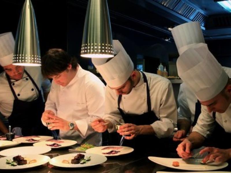 Los chefs Michelin defienden tener becarios sin cobrar: “Para ellos es un privilegio”
