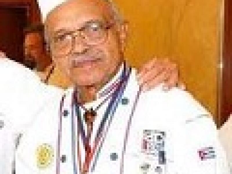 Develan tarja en honor a cocinero cubano catalogado como El Rey de la Langosta
