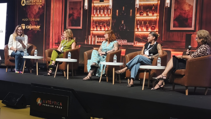 Lourdes Vergel, Directora de Comunicación y Asistencia Asociativa de Marcas de Restauración, contó con la participación de María del Carmen Jáñez Bárcenas, Global HR Tagliatella & Iberia Efficiency Director; Carolina Álvarez, chef de Flores Raras; Beatriz Fernández, chef y cofundadora de ARSA; y Amparo Martín Fernández, Responsable de Igualdad de Cooperativas Agroalimentarias de Andalucía analizan liderazgo femenino en Auténtica Food Premium