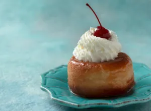 Babà au rhum o babà de limoncello con fruta escarchada