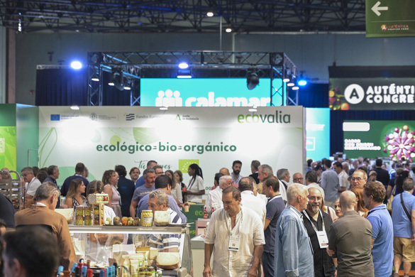 Visitantes interactuando en el pabellón de Ecovalia durante la feria AUTÉNTICA en FIBES Sevilla