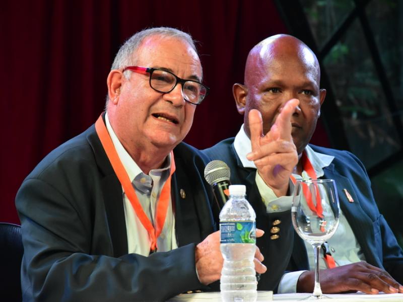 En la foto: presidente de honor de la ACC, José Rafa Malém y Eddis Naranjo, actual Presidente de la ACC durante la presentación de a ponencia en el marco del  X Seminario Gastronómico Internacional Excelencias Gourmet