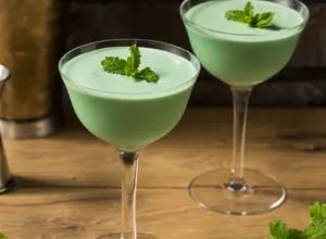 Grasshopper cocktail verde con hojas de menta fresca