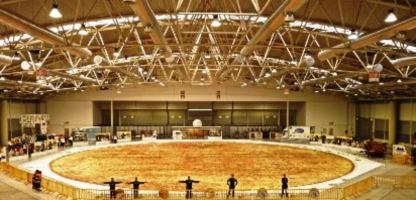 Rompen en Italia récord Guinness de la pizza sin gluten más grande del mundo Rompen en Italia récord Guinness de la pizza sin gluten más grande del mundo