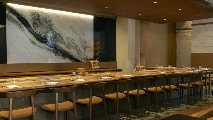 Barra principal del restaurante Kappo en Madrid, un espacio minimalista de inspiración japonesa donde se desarrolla la experiencia omakase frente al chef.