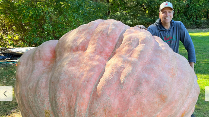 Ian Paton con la 10º calabaza más grande en 2023 Ian Paton con la 10º calabaza más grande en 2023