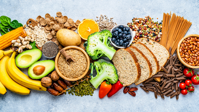 Alimentos ricos en fibra como frutas, verduras, legumbres, cereales integrales, semillas, frutos secos y pan integral