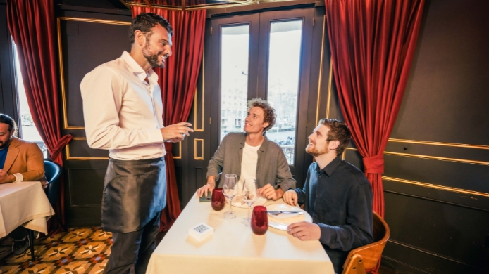 atención a una reserva de restaurante hecha con TheFork