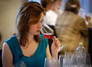 Los hábitos de la mujer que bebe vino en España: lo compran y prefieren tinto