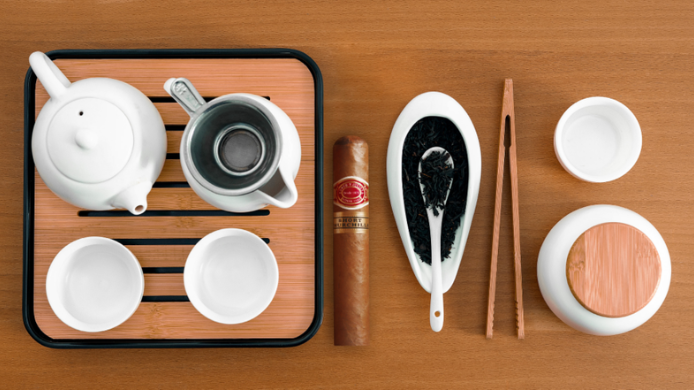 Tetera china sirviendo té junto a un Habano Romeo y Julieta en un maridaje sensorial Title imagen: Té chino y Habanos: maridaje sensorial con Lapsang Souchong y Romeo y Julieta