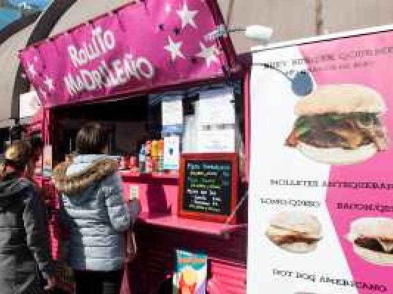 20 food trucks cocinan frente a la estación de Príncipe Pío 
