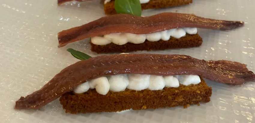 Bocado de anchoa en salazón sobre sobao pasiego en el restaurante Berria