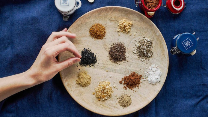 Muestra de diferentes tipos de sales gourmet presentadas para una cata sensorial, incluyendo sales negras, sales minerales y sales marinas utilizadas en gastronomía de alta cocina.