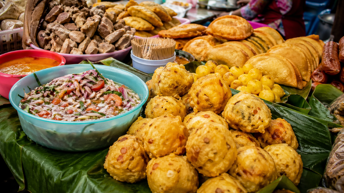comida callejera de  Ecuador con bolón de verde, empanadas, ceviche y frituras tradicionales en mercado local