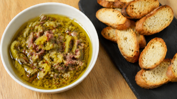 dip de gildas con anchoas, aceitunas y piparras servido con pan tostado