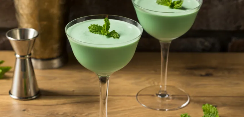 Grasshopper Cocktail Grasshopper cocktail verde con hojas de menta fresca
