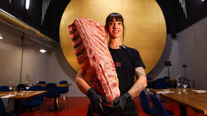 Anaí Meléndez en el restaurante Caín