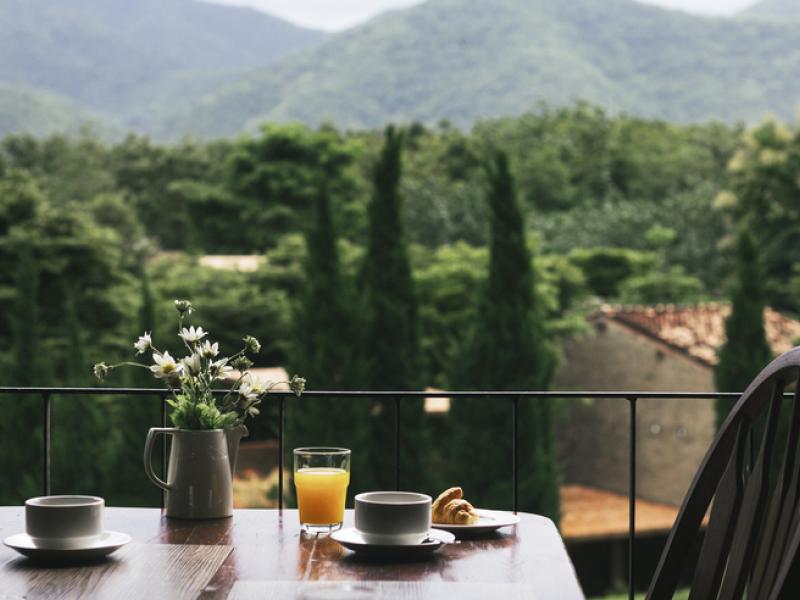 Desayuno con vistas a un paisaje natural. (Foto: Freepik)