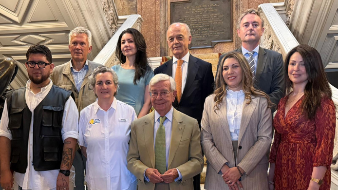 Rafael Ansón junto a participantes del conversatorio sobre la nueva gastronomía iberoamericana celebrado en Casa de América dentro de las actividades previas a la Cumbre Iberoamericana de Madrid 2026.
