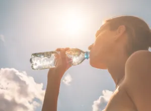Mitos sobre el agua, la importancia de la hidratación adecuada