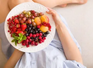 La forma correcta de comer frutas