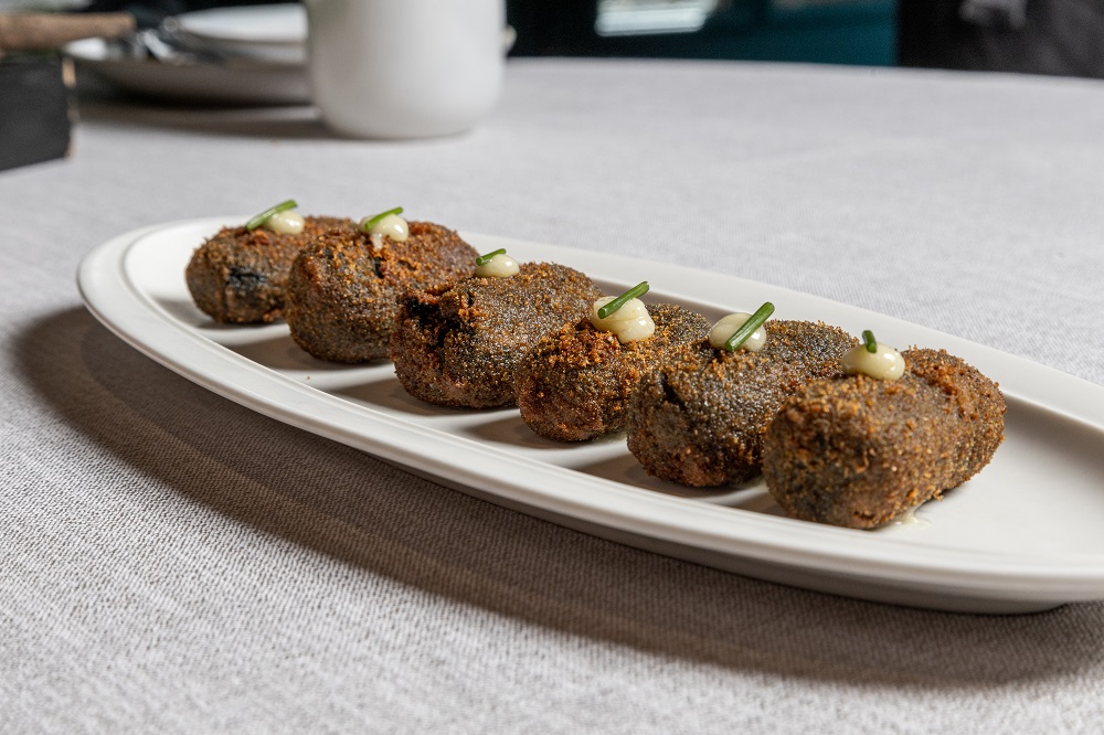 Croquetas melosas de guiso de chocos en su tinta (14€/6uds)