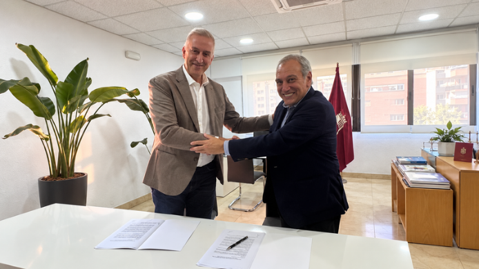 Andrea Lazzari, presidente de Zerosei Event Spain, y Gerardo Correas, presidente de WINEMAD, estrechan sus manos durante la firma de un acuerdo de colaboración.