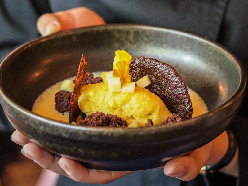 suspiro cítrico con cama de helado de chocolate blanco y fruta de la pasión 