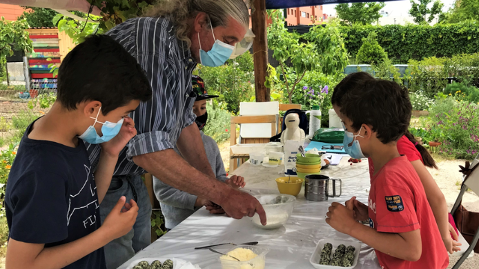 Taller de cocina con niños en el huerto urbano