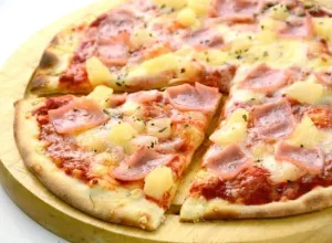 Quién es el chef que revolucionó la gastronomía con su pizza hawaiana