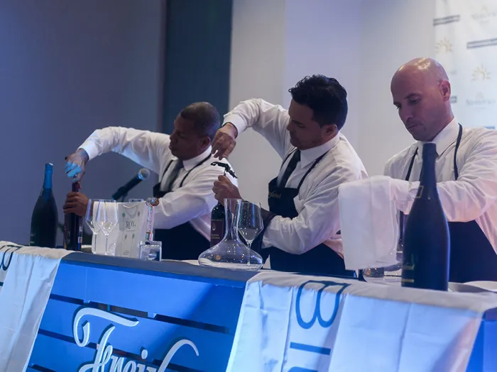 Entre las pruebas sobrepasadas estuvieron: un examen escrito, una exposición teórica de todos los aspectos de una región vitivinícola determinada, el servicio de un vino espumoso y uno tinto con oxigenación, además de la sobremesa, que incluyó el ritual de un Habano. Fotos/Fernando Medina