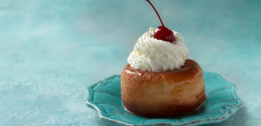 Babà au rhum o babà de limoncello con fruta escarchada Babà au rhum o babà de limoncello con fruta escarchada