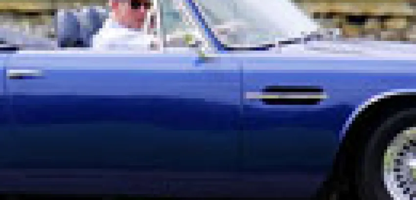 Inglaterra: El Príncipe Charles usa el vino como combustible de su auto favorito Inglaterra: El Príncipe Charles usa el vino como combustible de su auto favorito