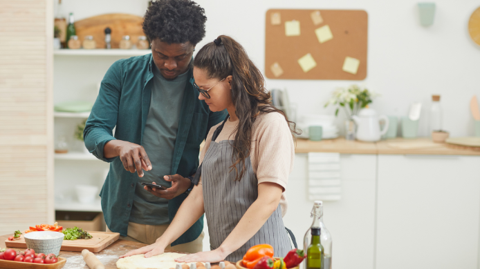 Persona usando app para guardar recetas de Instagram y TikTok en cocina