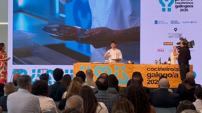 Antón Castro presenta en directo su propuesta gastronómica durante la final del Premio Cociñeiro Galego del Año 2026 celebrada en el Auditorio Mar de Vigo.